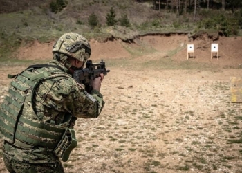 Ushtarët italianë dhe kroatë të KFOR-it stërviten për gjuajtje me armë në poligonin “Voloire”