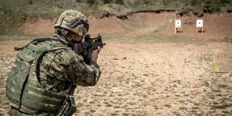 Ushtarët italianë dhe kroatë të KFOR-it stërviten për gjuajtje me armë në poligonin “Voloire”
