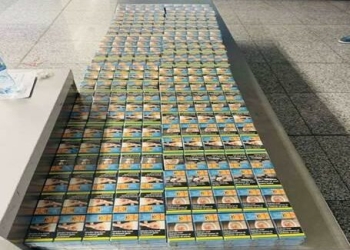 Dy shtetase të Shqipërisë që do të fluturononin drejt Londrës, ndalohen në Aeroportin e Prishtinës me 200 pako cigare