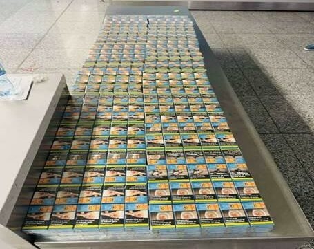 Dy shtetase të Shqipërisë që do të fluturononin drejt Londrës, ndalohen në Aeroportin e Prishtinës me 200 pako cigare