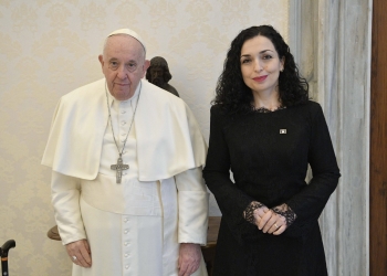 Osmani merr pjesë në varrimin e Papës