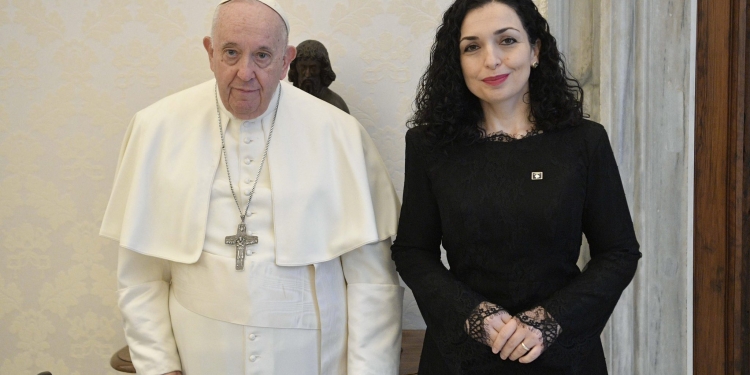 Osmani merr pjesë në varrimin e Papës