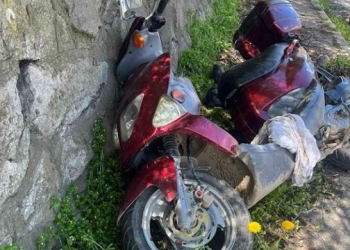 Një 67 vjeçar vetaksidentohet me motoçikletë në veri, policët ia dhanë ndihmën e parë derisa shkoi emergjenca