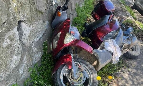 Një 67 vjeçar vetaksidentohet me motoçikletë në veri, policët ia dhanë ndihmën e parë derisa shkoi emergjenca