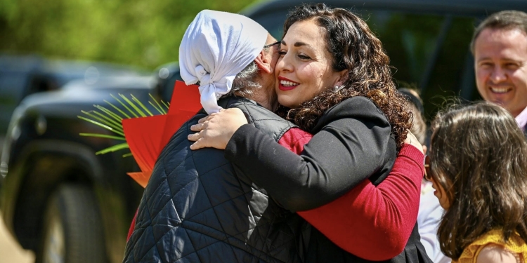 Për Pashkë, Presidentja viziton nënën Stanë Gashi: Tre djem dhe vajza e saj ishin pjesë e UÇK-së