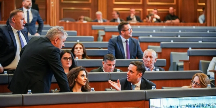 Kica-Xhelili: Dorëhiquni sikurse ua kërkon ligji që keni miratuar vet
