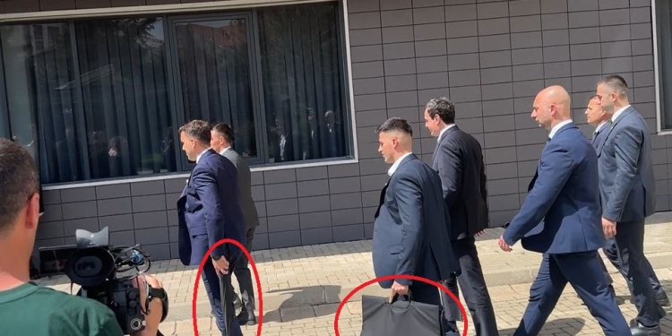 Siguri apo paranojë? Mbrojtja e Kurtit me mburojë antiplumb e çadër