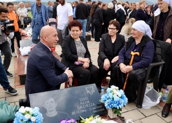 Haradinaj bën homazhe në Mejë, Skivjan dhe Prejlep: Liria jonë ka emrin e dëshmorëve dhe martirëve