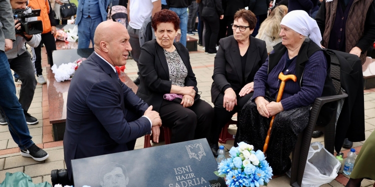 Haradinaj bën homazhe në Mejë, Skivjan dhe Prejlep: Liria jonë ka emrin e dëshmorëve dhe martirëve
