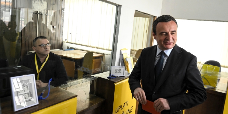 Kurti nga posta në Leposaviq: Ndoshta me ja çu nga një letër partive opozitare – votone Albulenën