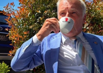Rohde shijon kafenë në rreze të diellit në rrugën Prishtinë-Mitrovicë, ambasada lavdëron kulturën e kafesë në Kosovë