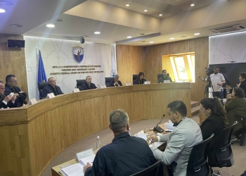 Seancë dëgjimore publike në Kushtetuese, kontest pronësor për një parcelë në qendër të kryeqytetit
