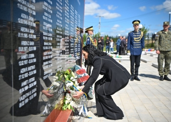 Osmani përkujton masakrën në Shtuticë: Krim që thërret për drejtësi dhe nuk harrohet