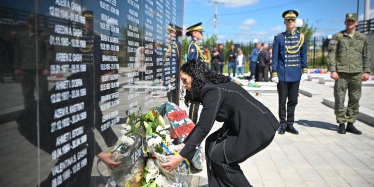 Osmani përkujton masakrën në Shtuticë: Krim që thërret për drejtësi dhe nuk harrohet