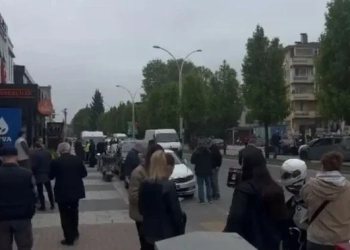 Pamje dramatike: Njerëzit dalin në rrugë pas tërmeteve të njëpasnjëshme në Stamboll