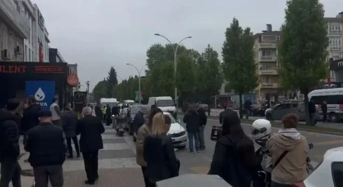 Pamje dramatike: Njerëzit dalin në rrugë pas tërmeteve të njëpasnjëshme në Stamboll