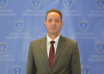 Vërejtje publike me shkrim dhe ulje të pagës 20% ndaj gjyqtarit që ndërpreu arrestin shtëpiak ndaj Enver Sekiraqës