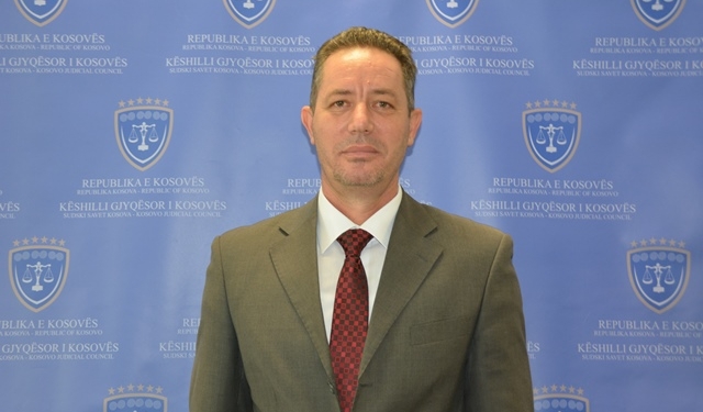 Vërejtje publike me shkrim dhe ulje të pagës 20% ndaj gjyqtarit që ndërpreu arrestin shtëpiak ndaj Enver Sekiraqës