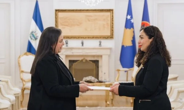 Osmani pranon letrat kredenciale nga Ambasadorja e re e El Salvadorit në Kosovë, Rhina Bardi