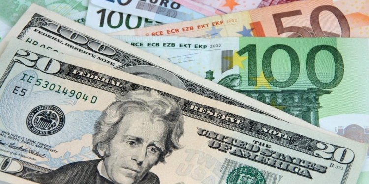 Dollari amerikan shënon rënie më të ulët ndaj euros që nga viti 2022