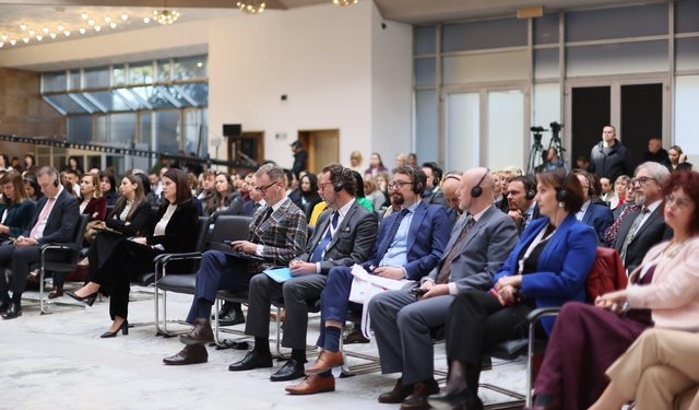 Qeveria Rama i vendos fusnotën Kosovës, zv/ministri detyrohet që ta braktisë konferencën