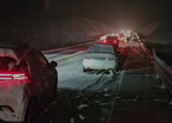 Dhjetëra makina bllokohen nga dëbora në aksin Peshkopi-Maqellarë