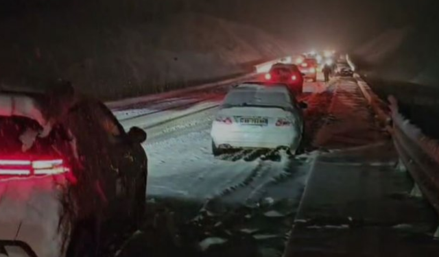 Dhjetëra makina bllokohen nga dëbora në aksin Peshkopi-Maqellarë