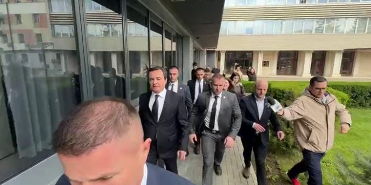 Sikleti i Kurtit, s’i ka numrat, përsëri ikën nga mediat derisa regjistrohet si deputet