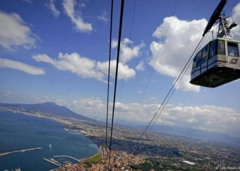 Katër të vdekur nga rrëzimi i teleferikut në Napoli