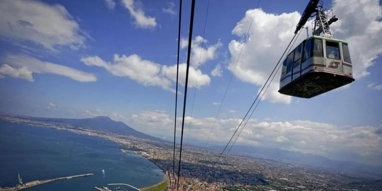 Katër të vdekur nga rrëzimi i teleferikut në Napoli