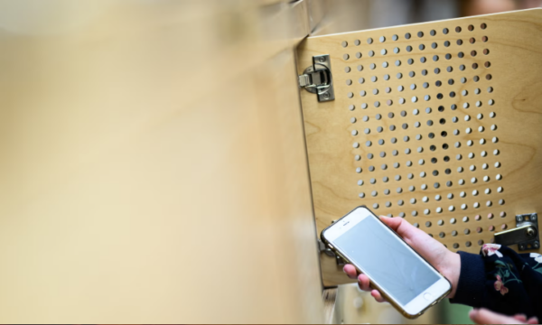 Franca do t’ua ndalojë nxënësve plotësisht telefonat në shkollat e mesme