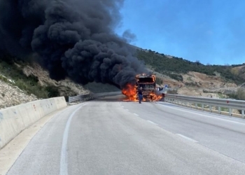 Merr flakë autobusi i linjës Sarandë-Tiranë, udhëtarët arrijnë të dalin me kohë