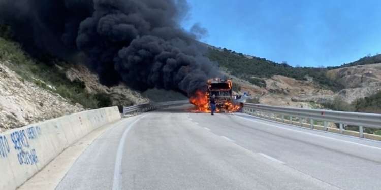 Merr flakë autobusi i linjës Sarandë-Tiranë, udhëtarët arrijnë të dalin me kohë