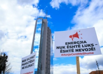 ‘‘Qytetarët s’janë bankomat’’, ‘‘Stop vjedhjes’’, protesta e sotme përmes fotove – Mesazhet që i përcollën qytetarët