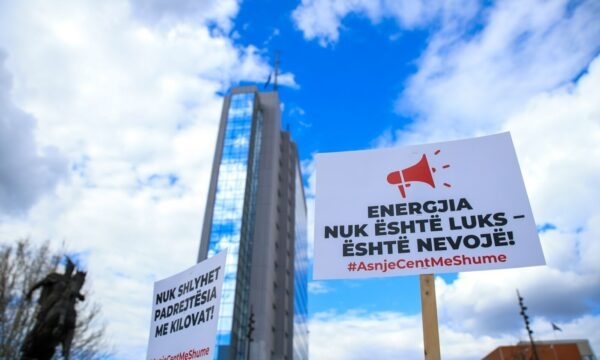 ‘‘Qytetarët s’janë bankomat’’, ‘‘Stop vjedhjes’’, protesta e sotme përmes fotove – Mesazhet që i përcollën qytetarët