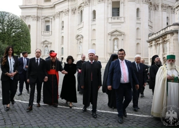 Prijës fetarë shqiptarë, bashkë në homazhe për Papa Françeskun