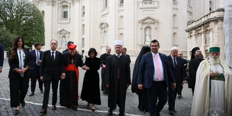 Prijës fetarë shqiptarë, bashkë në homazhe për Papa Françeskun