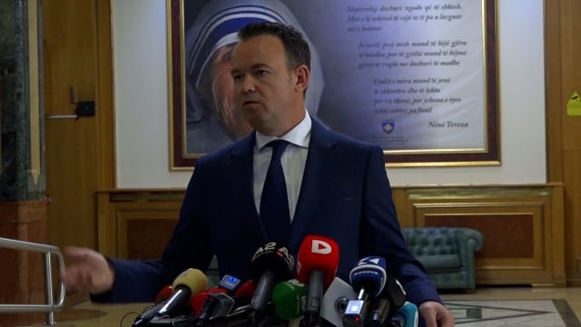 Peci i merr shembull pakicat për të kërkuar partive tjera votat për Haxhiun kryeparlamentare