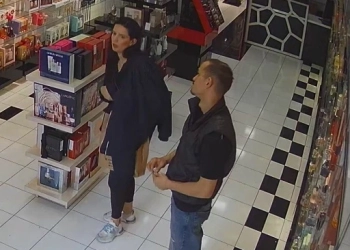 Policia kërkon ndihmë për identifikimin e dy personave, dyshohen për vjedhje