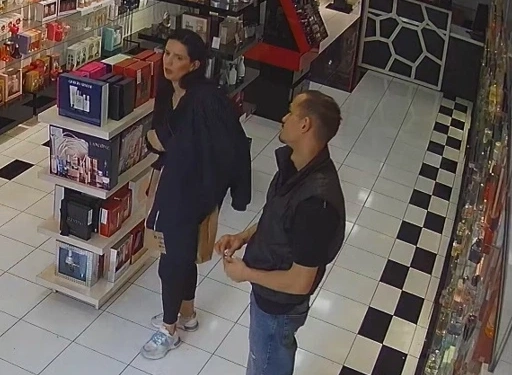 Policia kërkon ndihmë për identifikimin e dy personave, dyshohen për vjedhje