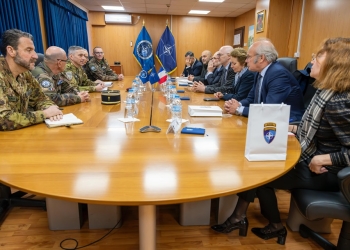 Ambasadori francez takohet me komandantin e KFOR-it