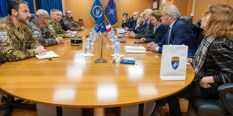 Ambasadori francez takohet me komandantin e KFOR-it