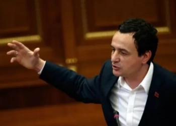 Reuters raporton për dështimin e VV-së në Kuvend: Kurti i quante opozitën ‘kafshë’ dhe ‘hajna’