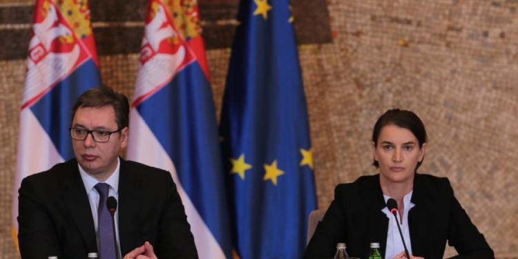 Vuçiq dhe Brnabiq shpallen “persona non grata” në qytetin Çaçak