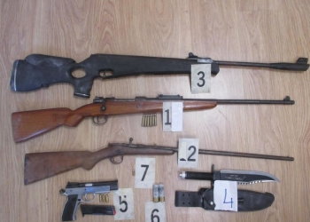 Arrestohen dy persona në Deçan, sekuestrohen pesë armë zjarri, fishekë dhe një thikë