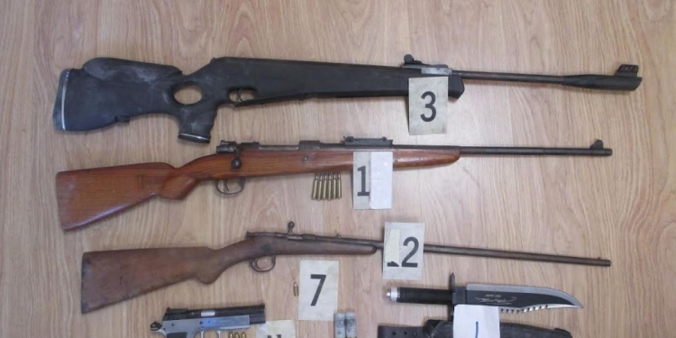 Arrestohen dy persona në Deçan, sekuestrohen pesë armë zjarri, fishekë dhe një thikë