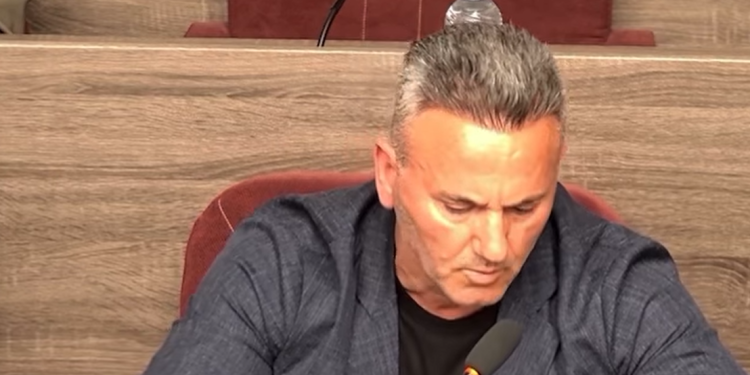 Asamblisti i LDK’së në Viti njofton se është sulmuar prona e tij me 11 plumba, e adreson përmes kuvendit komunal