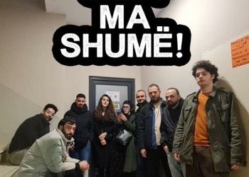 “Asnji cent ma shumë”, aktivistët bllokojnë zyrat e ZRrE-së