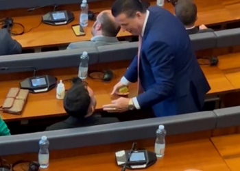 Bahtiri i VV-së ia jep Guri të LDK-së një shishe qumështi për fëmijë, “mirënjohje” për votën për kryeparlamentar