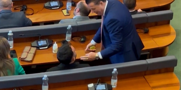 Bahtiri i VV-së ia jep Guri të LDK-së një shishe qumështi për fëmijë, “mirënjohje” për votën për kryeparlamentar